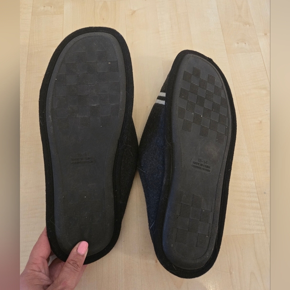 Men's size 13-14 Hockey Canadians comfortable non slip home slippers - Picture 3 of 4